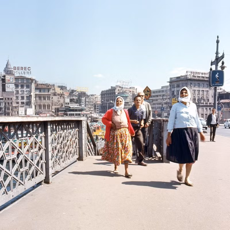 Trên cầu Galata ở cửa sông Sừng Vàng.