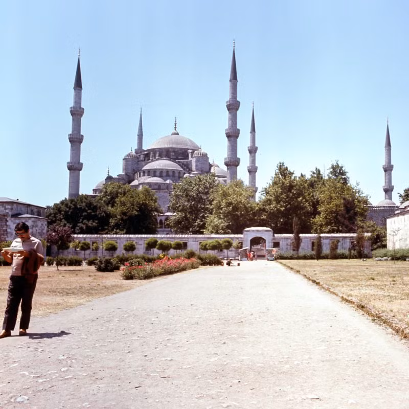 Bên ngoài nhà thờ Hồi giáo Sultan Ahmed.