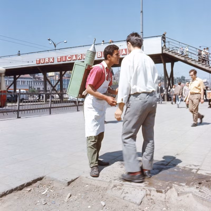 Người bán keo dạo gần bến phà Eminönü.