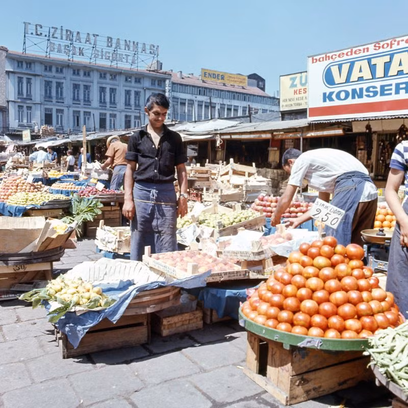 Các quầy hàng ở khu chợ nổi tiếng Eminönü.