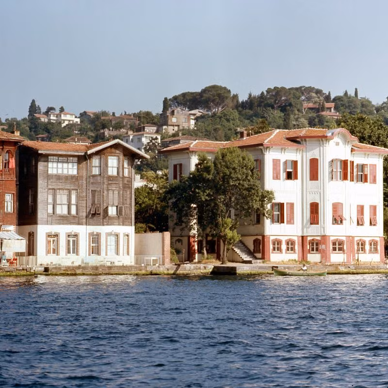 Những ngôi nhà bên eo biển Bosphorus, gần khu Istinye.