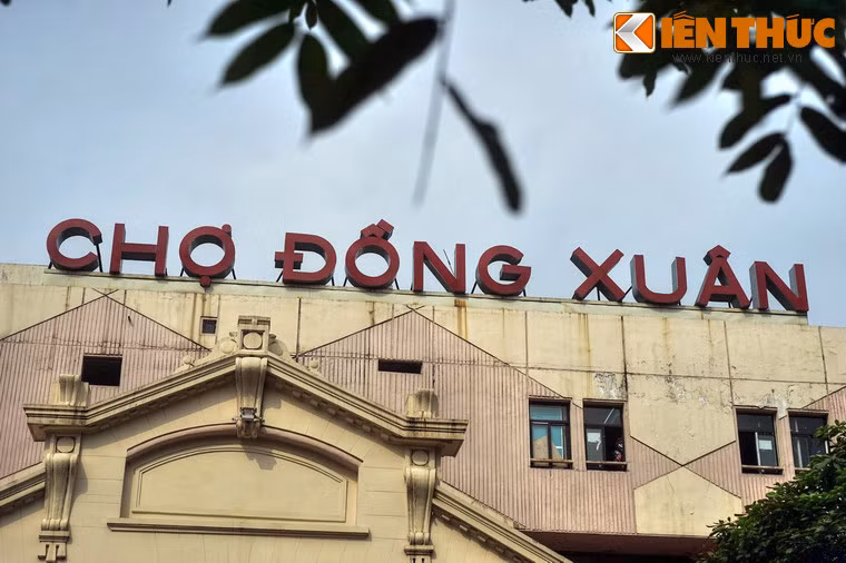 Không chỉ là một trung tâm thương mại, chợ Đồng Xuân còn là một chứng tích lịch sử quan trọng của thủ đô.