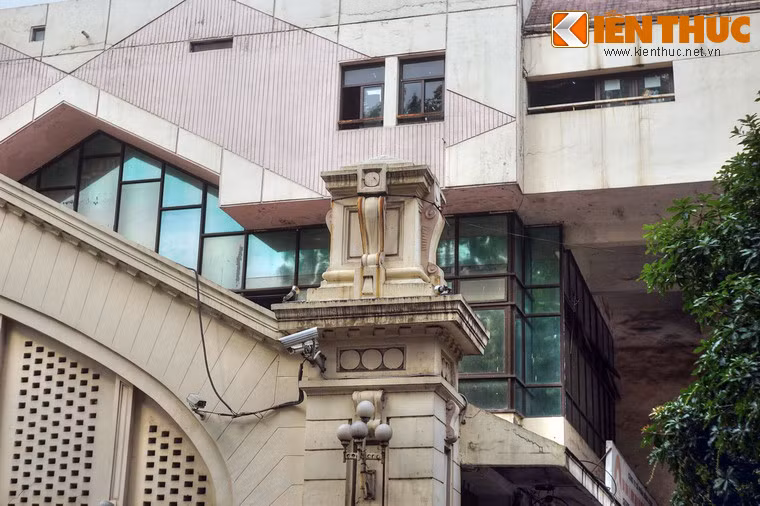 Vào khoảng năm 1990, chợ Đồng Xuân được xây dựng lại. Hai dãy nhà hai bên chợ được phá dỡ, ba dãy giữa xây lên ba tầng. Hai tấm cửa hai bên cũng bị dỡ, nhưng vẫn còn giữ hai cột ngoài cùng.