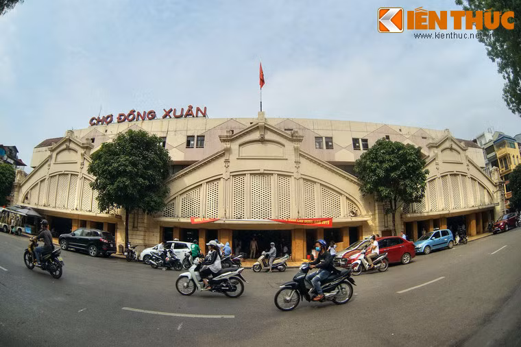 Trong năm đầu tiên chợ họp ngoài trời, hoặc có che mái lá. Năm 1890 chính quyền thuộc địa cho xây dựng chợ Đồng Xuân. Khu chợ có năm vòm cửa và năm nhà cầu dài 52 mét, cao 19 mét, mặt tiền theo kiến trúc Pháp.