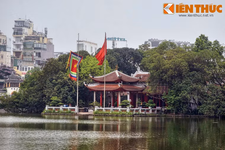1. Nằm trên đảo Ngọc của hồ Hoàn Kiếm, đền Ngọc Sơn được coi là đền thờ nổi tiếng nhất của thủ đô Hà Nội. Tương truyền, trên hòn đảo Ngọc vào thời Lý có một ngôi đền tên là Ngọc Tượng, đến thời Trần đổi thành Ngọc Sơn. Qua nhiều thế kỷ, đền đã nhiều lần sụp đổ và được xây lại.