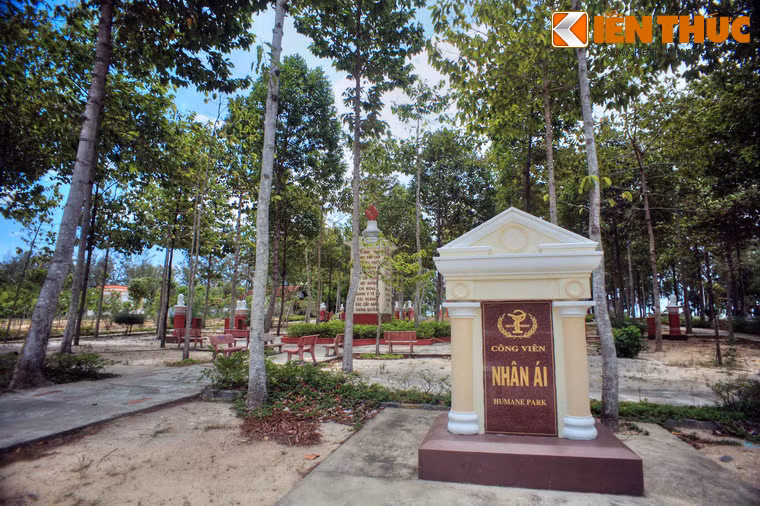 Trong khuôn viên Trại phong Quy Hòa - một cơ sở điều trị bệnh phong có lịch sử lâu đời của thành phố biển Quy Nhơn – có một khu công viên rất đặc biệt, mang tên là Công viên Nhân Ái. Điểm nhấn của nơi đây là khu vườn tượng danh nhân y học duy nhất của Việt Nam.