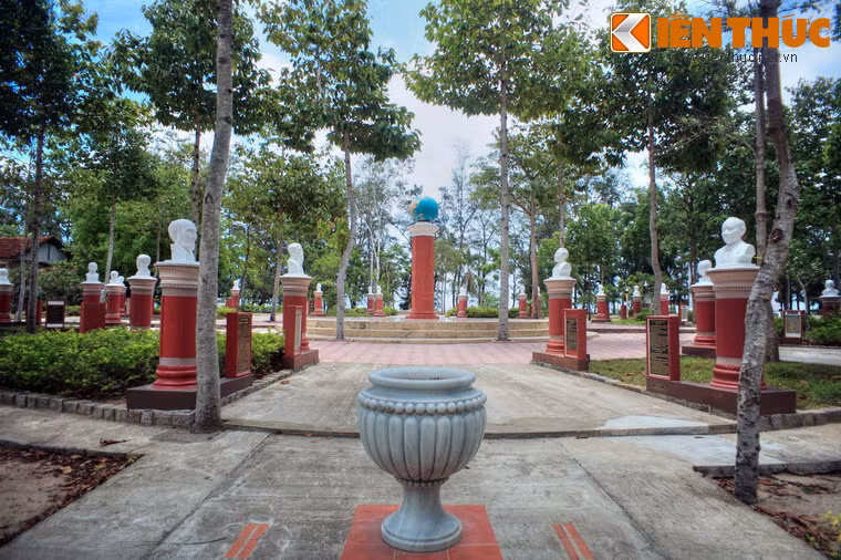 Khu vườn tượng là nơi quy tụ trên 50 pho tượng của các nhà khoa học có đóng góp to lớn cho ngành y tế, trong đó có nhiều nhà y học nổi tiếng Việt Nam như bác sĩ Tôn Thất Tùng, bác sĩ Phạm Ngọc Thạch, Hải Thượng Lãng Ông...