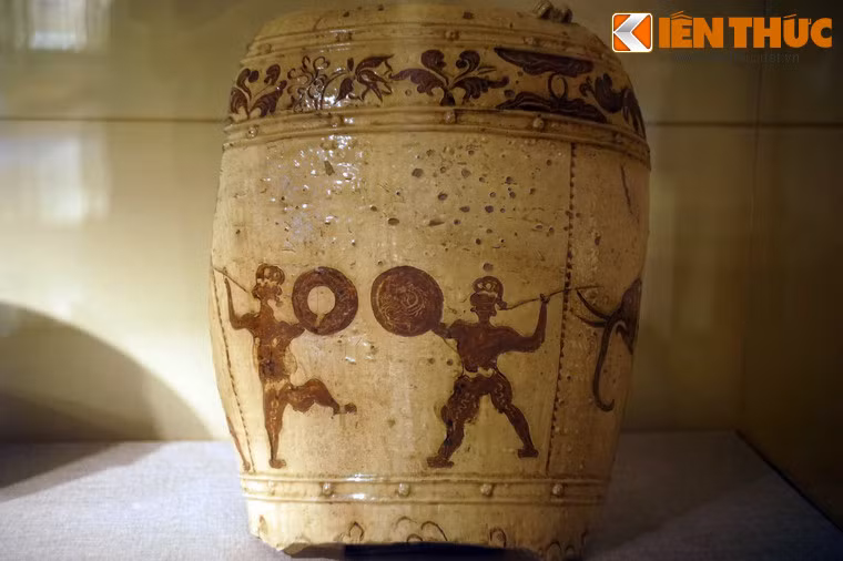 Mảnh thạp gốm hoa nâu trang trí cảnh đấu võ thời Trần. Hoa văn trang trí trên đồ gốm hoa nâu không chỉ phản ánh chủ đề Phật giáo, Đạo giáo mà còn phản ánh các đề tài thiên nhiên và sinh hoạt của con người, rất gần gũi với hiện thực.