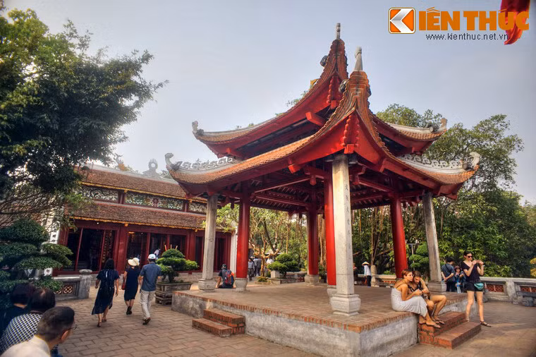 Đình hình vuông có tám mái, mái hai tầng có 8 cột chống đỡ, bốn cột ngoài bằng đá, bốn cột trong bằng gỗ. Các cột bên ngoài có câu đối chữ Nho.