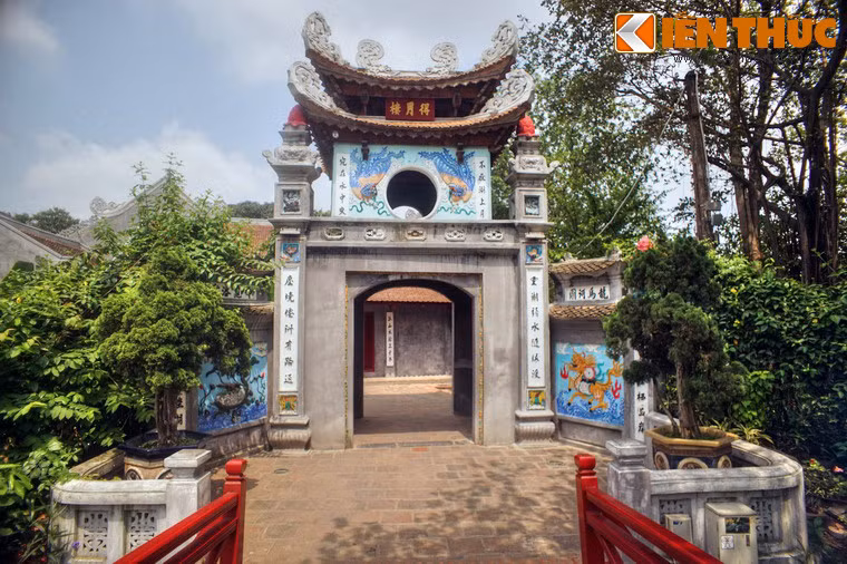 Qua cầu Thê Húc sẽ đến cánh cổng mang tên Đắc Nguyệt Lâu (lầu được trăng). Cổng xây hai tầng, tầng hai có hai mái, bốn mặt có những cửa sổ hình tròn. Hai bên cổng có hai bức tranh gắn bằng mảnh sứ vỡ, bên phải là bức Long Mã Hà Đồ, bên trái là bức Thần Quy Lạc Thư.