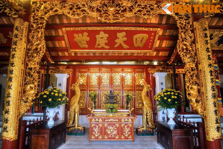 Bái đường là nơi hành lễ đầu tiên. Chính giữa bái đường đặt một hương án lớn, hai bên hương án có đôi chim anh vũ tức chim vẹt, xuất xứ từ giai thoại con vẹt đã giúp nghĩa quân Lam sơn tìm thấy quả chín dùng làm thực phẩm khi bị bao vây trong rừng.
