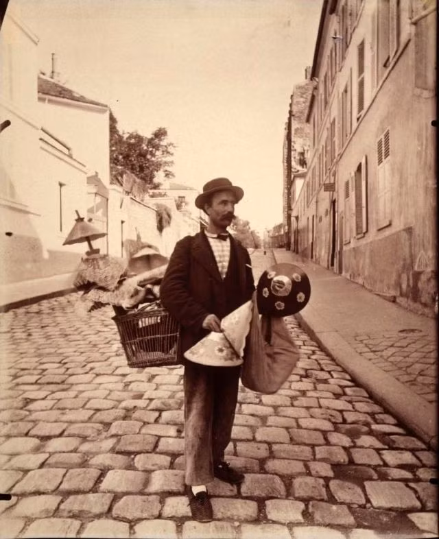 Người bán chao đèn trên phố Lepic, 1900.