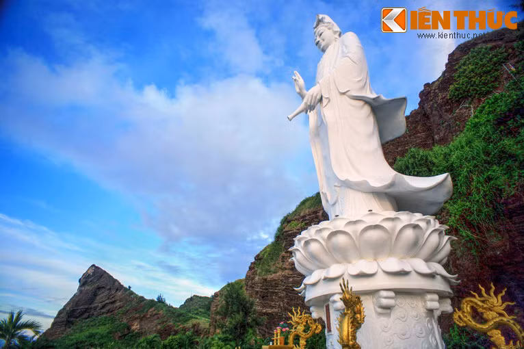 Chùa gồm một quần thể kiến trúc ấn tượng bắt đầu bằng cổng chùa với một lối đi dẫn đến bức tượng Quán Thế Âm cao 27 mét ở chân núi. Từ đó phải vượt qua hơn 100 bậc thang để đến các điện thờ của chùa, nằm trong hang ở lưng chừng núi.
