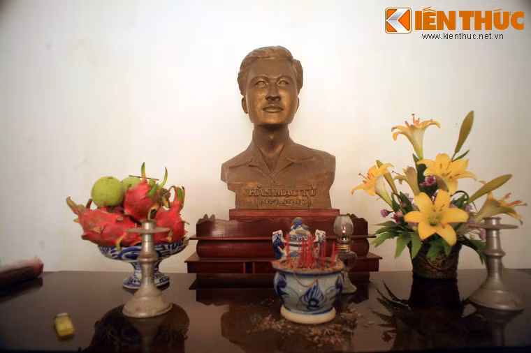 Chính giữa gian phòng bên trong là bàn thờ với tượng bán thân của nhà thơ.