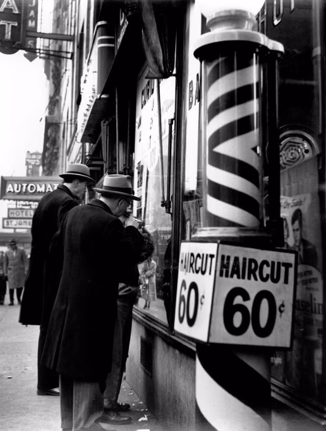 Bên ngoài một tiệm cắt tóc "60 cent" ở thành phố New York năm 1943.