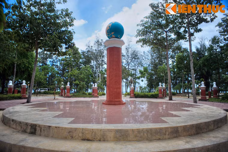 Trung tâm của khu vườn tượng là hình tượng quả địa cầu nằm trên bệ đá cao hơn tất cả, như biểu tượng cho hòa bình và giá trị toàn cầu mà các cống hiến y học mang lại.