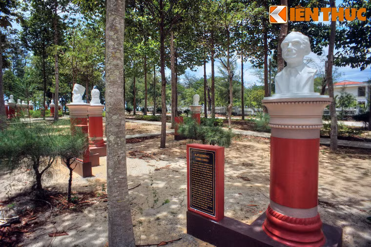 Từ năm 1995, bác sĩ Nguyễn Thanh Tân - Giám đốc kế nhiệm bác sĩ Ngoạn tiếp tục triển khai, quy tụ và bổ sung thêm các tượng. Đến năm 2010, công viên Nhân Ái được khánh thành với khu vườn tượng hoành tráng.