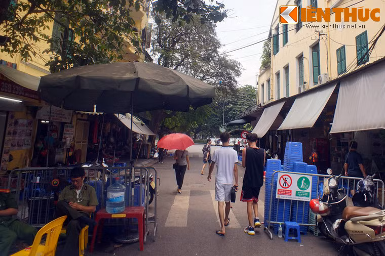Điểm độc đáo thứ hai là phố Hồ Hoàn Kiếm dài 52m, là phố ngắn nhất Hà Nội. Phố ngắn đến nỗi, từ đầu phố này chỉ "bước vài bước" là đã đến đầu phố bên kia.