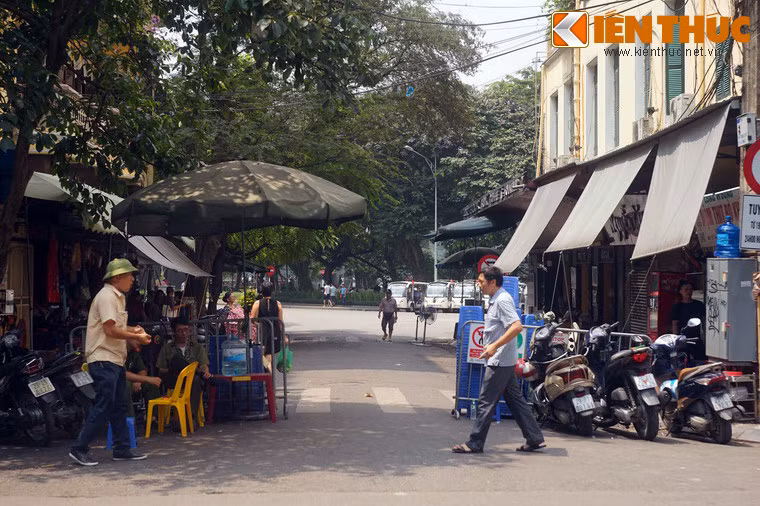 Điểm độc đáo đầu tiên của con phố chính là tên gọi, khi con phố không mang tên các danh nhân hoặc tên gọi có nguồn gốc dân gian mà lại mang tên một địa danh nổi tiếng của Thủ đô: Hồ Hoàn Kiếm.