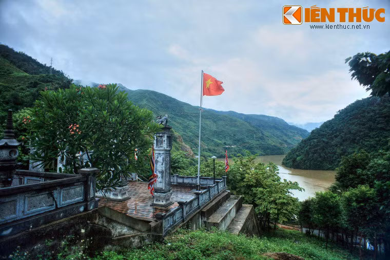 “Bọn giặc cuồng sao dám tránh sự trừng phạt/ Dân biên thùy từ lâu mong ta đến cứu sống/ Kẻ bầy tôi làm phản từ xưa vẫn có/ Đất đai hiểm trở từ nay không còn/ Tiếng gió thổi hạc kêu làm cho quân giặc run sợ/ Sông núi từ nay nhập vào bản đồ/ Đề thơ khắc vào núi đá/ Trấn giữ phía Tây nước Việt ta”.