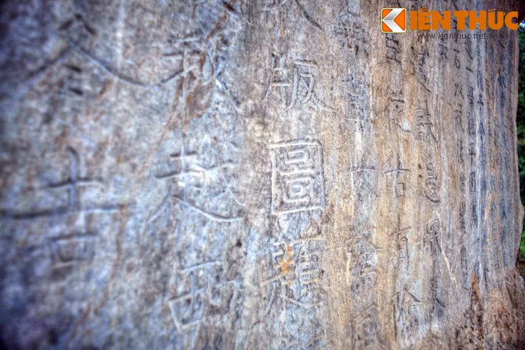 Tấm bia đề nghị thời gian dựng là tháng Chạp năm Tân Hợi (1431), địa điểm là động Ngọc Hoa, có nội dung được dịch nghĩa như sau: “Nỗi lo di địch nơi biên cương đã có từ xưa, đời nhà Hán đã có bọn Hung Nô, đời nhà Đường thì rợ Đột Quyết, các rợ man ở vùng Mường Lễ nước Việt ta cũng vậy…”.