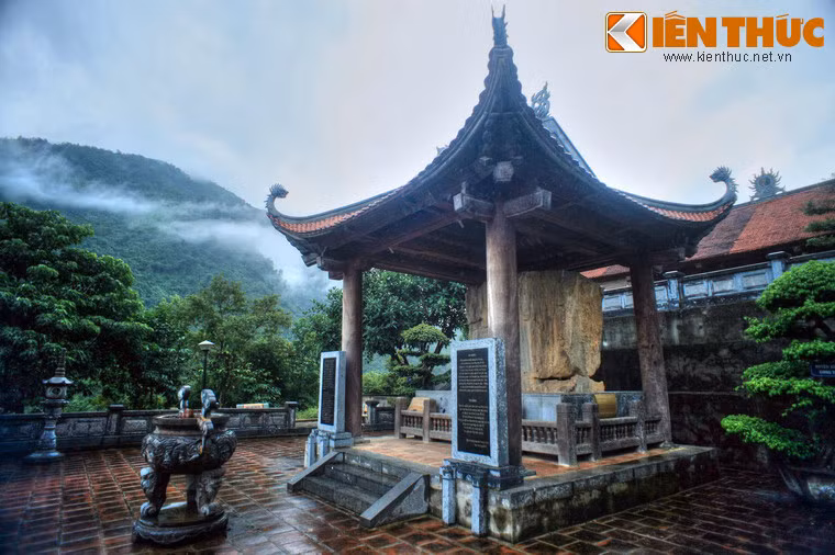Nằm trong khuôn viên đền thờ vua Lê Thái Tổ thuộc xã Lê Lợi, huyện Nậm Nhùn, Lai Châu, bia Lê Lợi là một hiện vật lịch sử đặc biệt về một sự kiện lớn của nước Đại Việt đầu thời Hậu Lê.