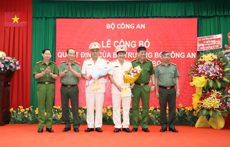 Phát biểu nhận nhiệm vụ, đại tá Bùi Quốc Khánh hứa sẽ quyết tâm phấn đấu để thực hiện tốt nhiệm vụ đã được lãnh đạo Đảng ủy, Bộ Công an và Tỉnh ủy, UBND tỉnh Sóc Trăng giao phó. Cùng Ban Giám đốc và toàn thể cán bộ, chiến sỹ Công an tỉnh Sóc Trăng phát huy tinh thần đoàn kết, sáng tạo, chủ động thực hiện tốt nhiệm vụ, xây dựng lực lượng ngày càng trong sạch, vững mạnh. (Ảnh: CAND) 