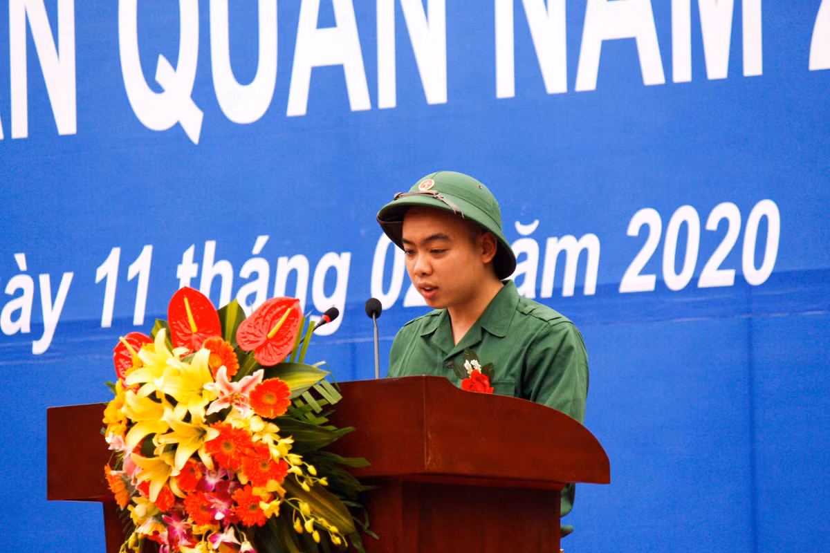 Tân binh Lê Công Duy – xã Thắng Lợi, huyện Thường Tín phát biểu cảm tưởng và hứa hẹn sẽ phấn đấu hết mình trong thời gian tại ngũ để xứng đáng với danh hiệu Bộ đội cụ hồ cao quý.