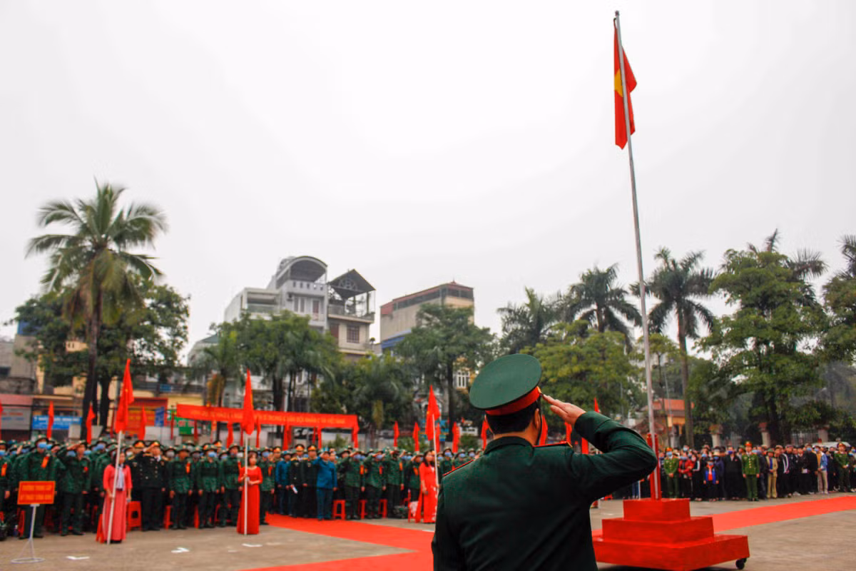 Thanh nien Ha Noi deo khau trang, xuc dong ngay len duong nhap ngu