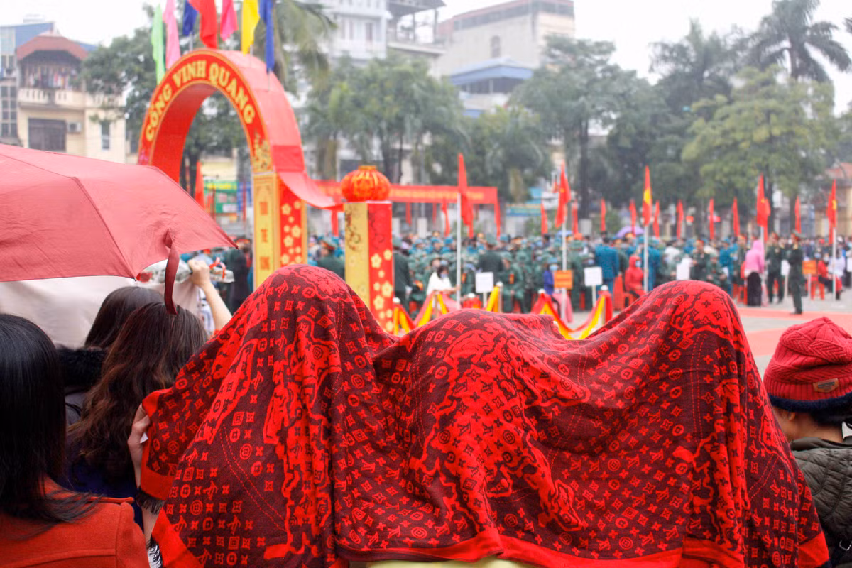 Từ sáng sớm, hàng trăm người dân khu vực Thường Tín đã tập trung tại Trung tâm Văn hóa – Thông tin &amp; Thể thao huyện để động viên các tân binh lên đường nhập ngũ.
