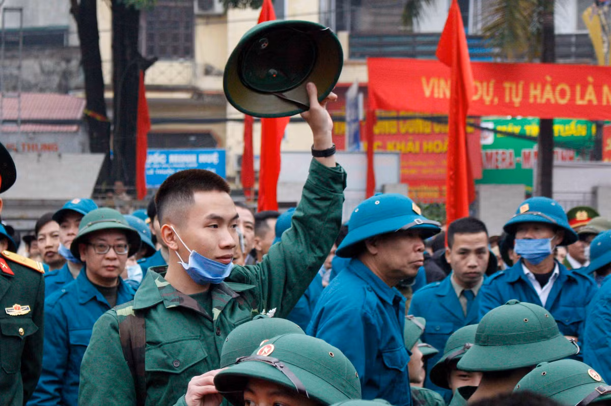 Nhiều tân binh phấn khởi vẫy chào người thân trước khi lên đường.
