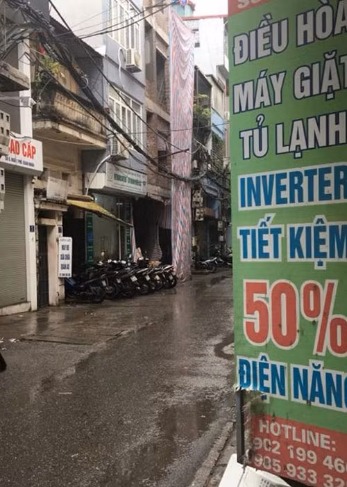 Tài khoản Facebook tên Hung Pham xác nhận khu vực Nhân Chính (quận Thanh Xuân) có mưa nhưng chỉ như "mưa dạo", thời tiết vẫn rất oi nóng.