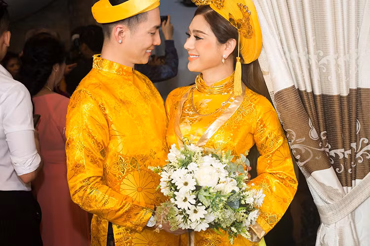 Tháng 12/2017, Lâm Khánh Chi lên xe hoa. Ông xã của mỹ nhân chuyển giới tên Trần Phi Hùng, kém vợ đến 8 tuổi. Ảnh: FBNV