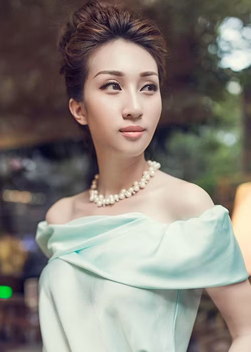 Sau 7 năm gắn bó, khi nhận ra chồng có bóng dáng người con gái khác, Lều Phương Anh viết đơn ly hôn và trở về Việt Nam tham gia Vietnam Idol 2010.