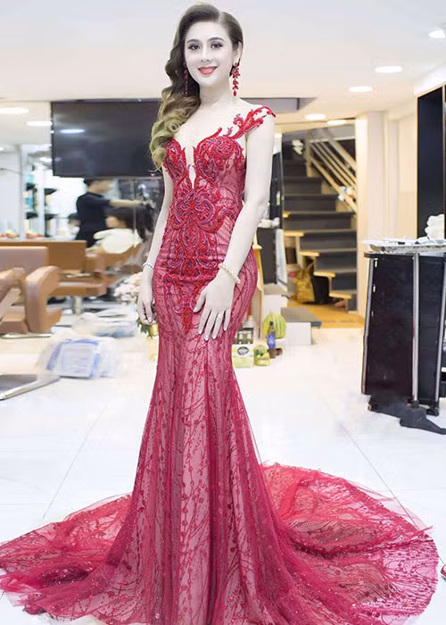 Sau khi chuyển giới, Lâm Khánh Chi được khen ngày càng gợi cảm, nữ tính hơn.