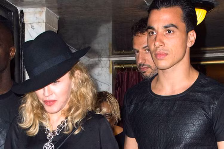 Madonna từng có nhiều mối tình với phi công trẻ. Năm 2014, khi đã 56 tuổi, cô hẹn hò nam diễn viên kém cô tới 29 tuổi tên Timor Steffens. Ảnh: Eonline