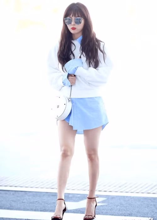 Hyunah: "Nữ hoàng gợi cảm" của Kpop có phong cách thời trang khá trẻ trung và dễ thương so với hình ảnh thường thấy trên sân khấu. Cô ưa thích phong cách giấu quần và kết hợp áo sơ mi màu xanh pastel trẻ trung cùng áo dài tay màu trắng. Trang phục của Hyunah không chỉ mang lại vẻ trẻ trung, tươi mới mà còn thuận tiện và thoải mái khi di chuyển bằng máy bay.