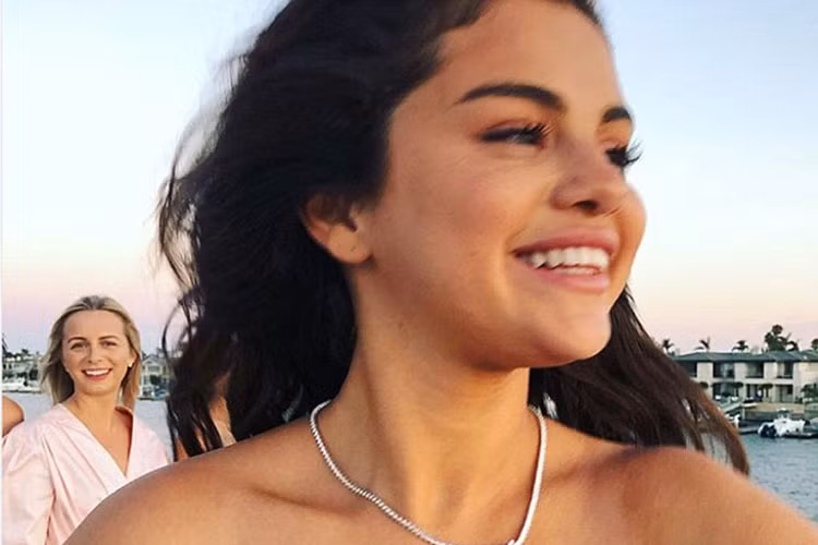 Trên trang cá nhân, Selena Gomez vừa chia sẻ loạt ảnh đón sinh nhật lần thứ 26.