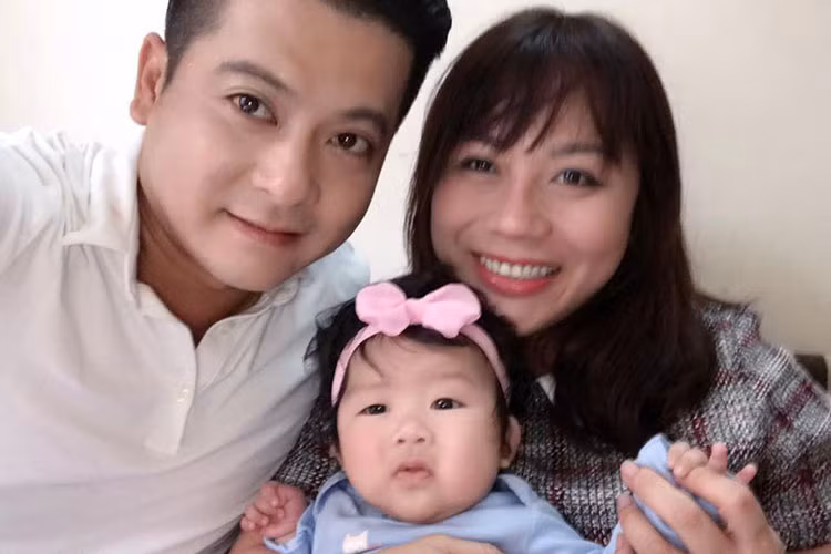 Hạnh phúc thêm viên mãn khi vợ chồng diễn viên Hoàng Anh chào đón cô con gái đầu lòng vào tháng 10/2017. Hiện, Hoàng Anh di chuyển giữa Việt Nam và Mỹ để tiện cho công việc.