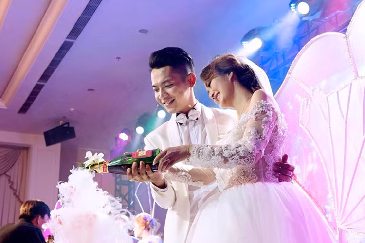 Mai Quốc Việt cũng lấy vợ Việt kiều. Bà xã của Mai Quốc Việt tên Kellie, bằng tuổi chồng (năm 1988), từng làm người mẫu.