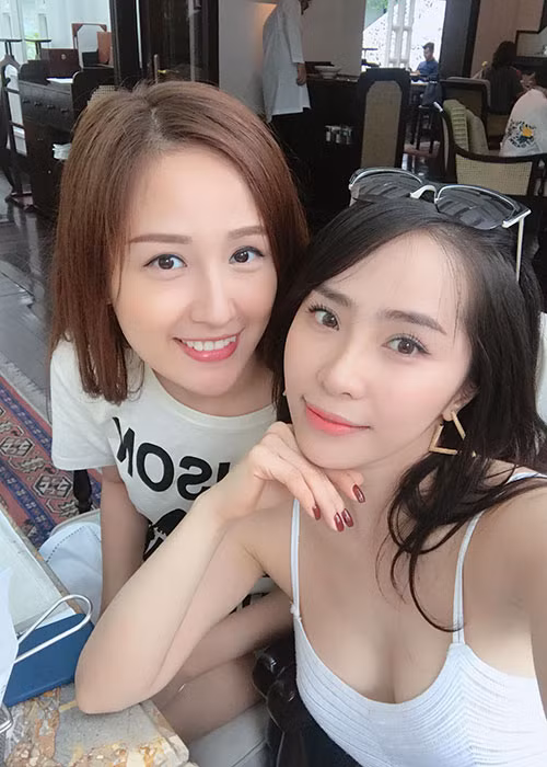 Quỳnh Nga đọ sắc cùng Mai Phương Thúy.