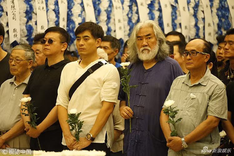 Đạo diễn kiêm giám chế Trương Kỷ Trung (thứ hai bên phải), diễn viên Trần Long (thứ ba bên phải) đã đến viếng nam diễn viên quá cố. Ảnh: Sina