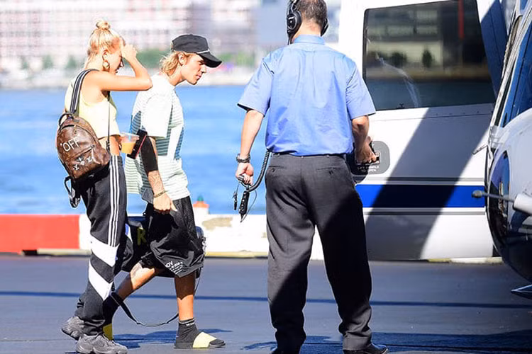 Ngày 7/7 vừa qua, Justin Bieber đã cầu hôn Hailey Baldwin. Sau khi từ Bahamas về New York, cặp đôi đi trực thăng đến New Windsor.