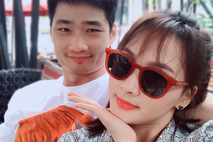 Vợ chồng Bảo Thanh đưa con trai đi nhập học là một trong những tin tức sao Việt trong ngày 31/7.