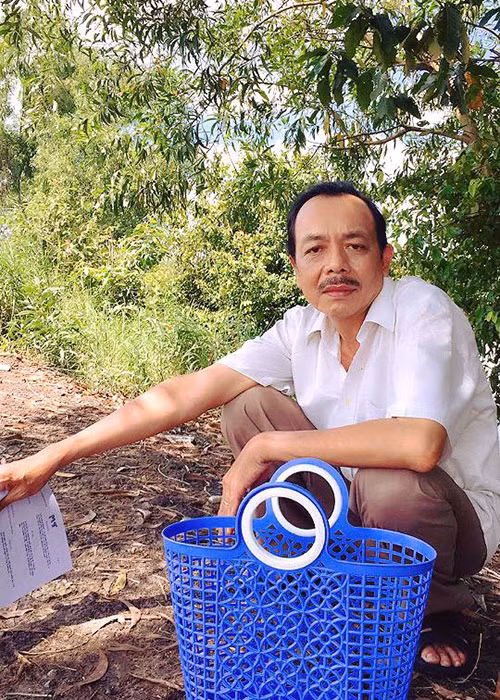 Chia sẻ đi quay phim, Thanh Hoàng làm thơ: “Tay cầm kịch bản đã quay xong/ Trước mặt là giỏ/ Giỏ trống không/Kịch bản quay xong tiền chưa có/ Nên giỏ trống không vẫn trống không”.