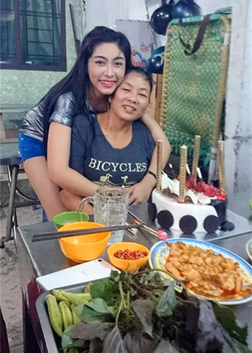 Không ít lần, Đặng Thu Thảo khoe ảnh tình cảm bên bố mẹ. Ảnh: Danviet