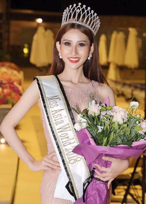 Chi Nguyễn vừa được xướng tên ở ngôi vị cao nhất của cuộc thi Miss Asia World 2018 - Hoa hậu châu Á Thế giới 2018. Ngoài vương miện, đại diện Việt Nam còn đoạt giải phụ Người đẹp tài năng với màn ảo thuật.