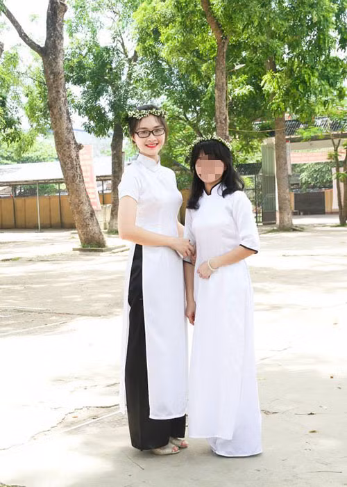 Hình ảnh Khánh Linh diện áo dài trắng chụp ảnh kỷ yếu khi học lớp 12. Ảnh: FBNV