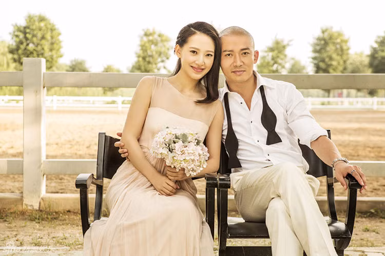 3 tháng sau khi đón con gái đầu lòng, Tần Tử Việt và Nhiếp Viễn làm đám cưới. Ảnh: Sina