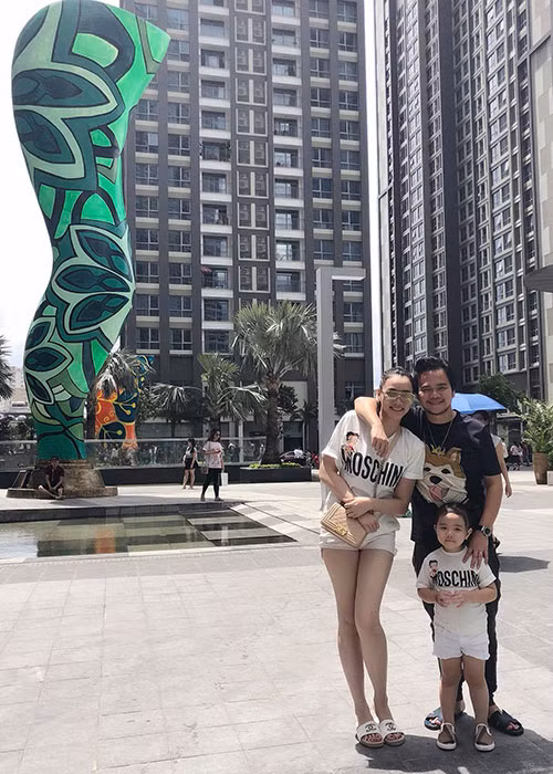 Vợ chồng sao Việt Trang Nhung đưa con gái đi chơi.